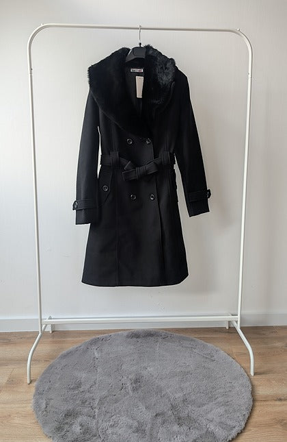 Klassieke zwarte herfstjas met Imitatiebontkraag