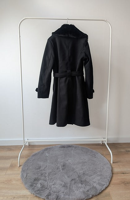 Klassieke zwarte herfstjas met Imitatiebontkraag