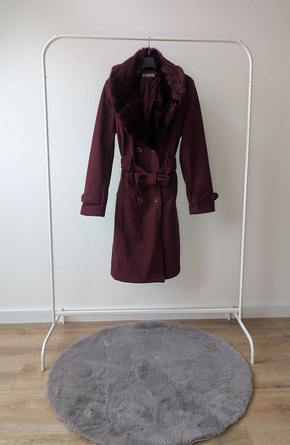 Elegant Winter Coat – Wijnrood met Faux Fur Kraag