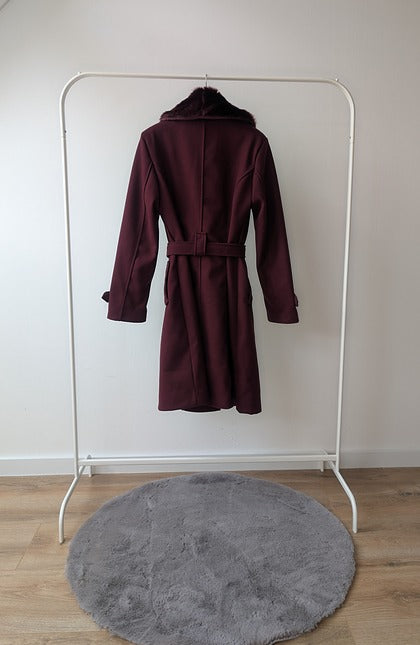 Elegant Winter Coat – Wijnrood met Faux Fur Kraag