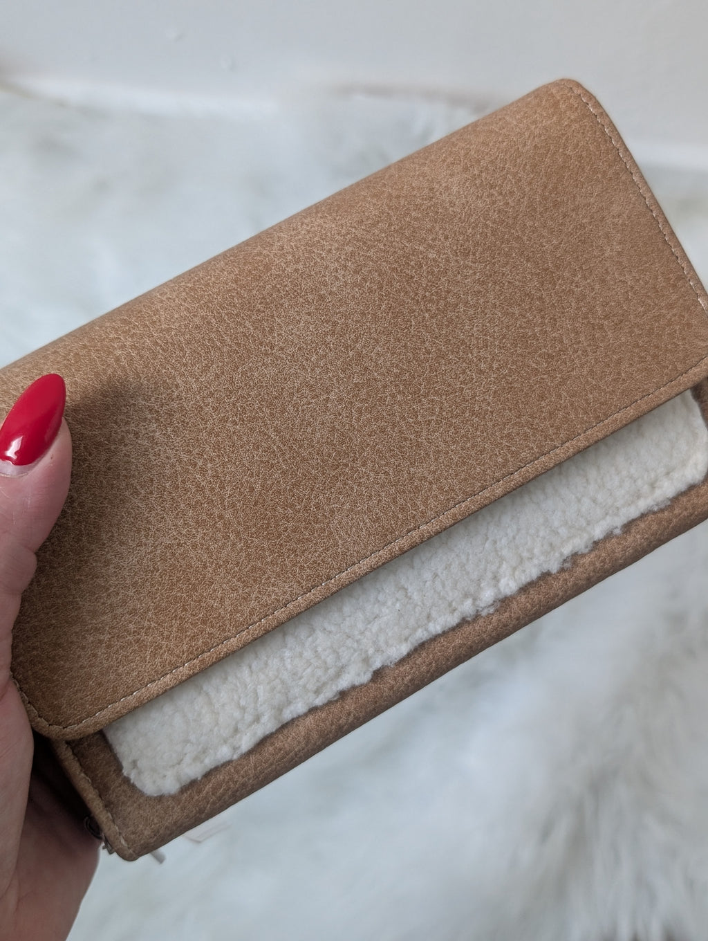 Camel Crossbody Tas met Witte Teddy Detail