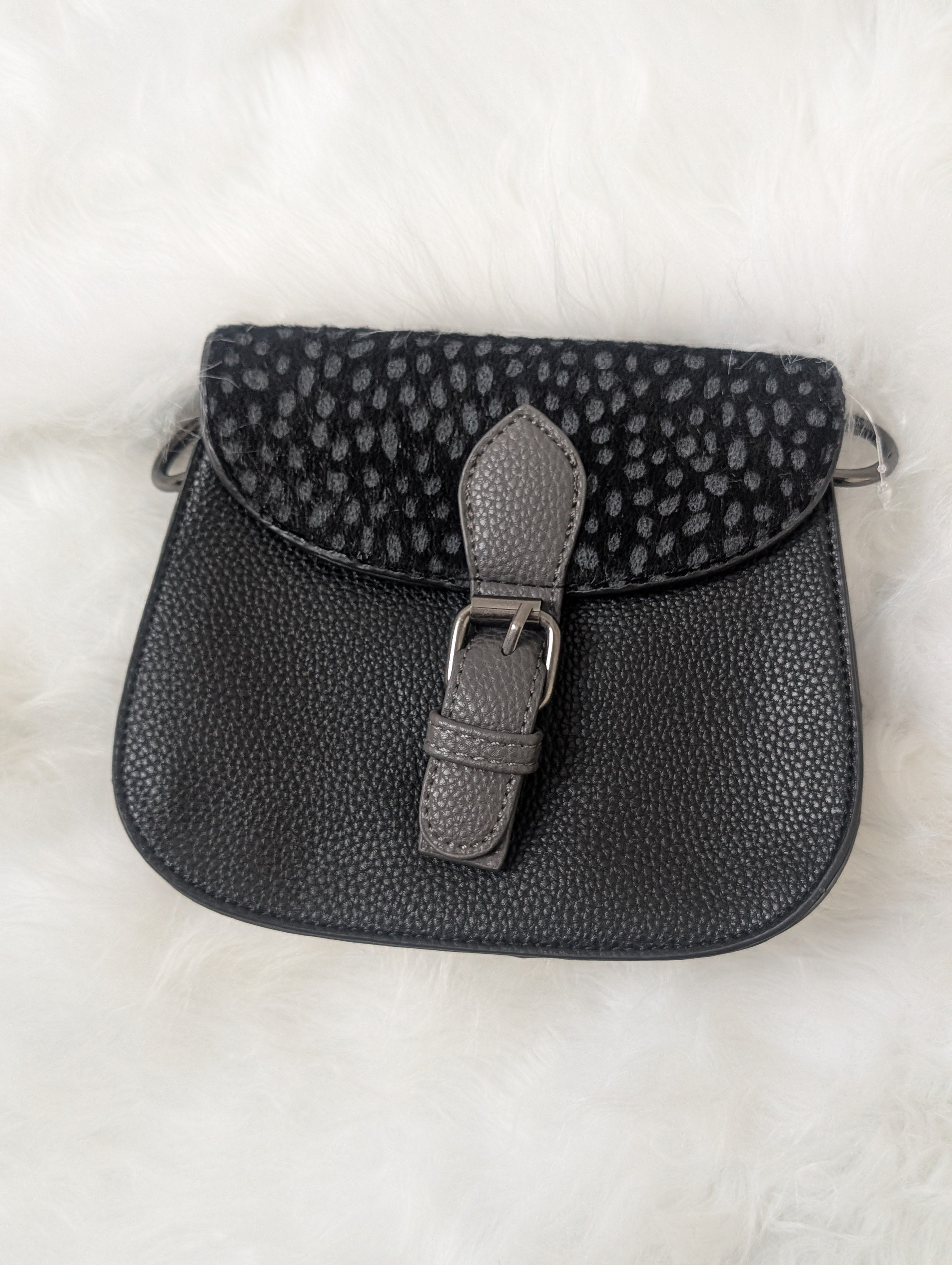 Stijlvolle Zwarte Crossbody Tas met Dierenprint Detail