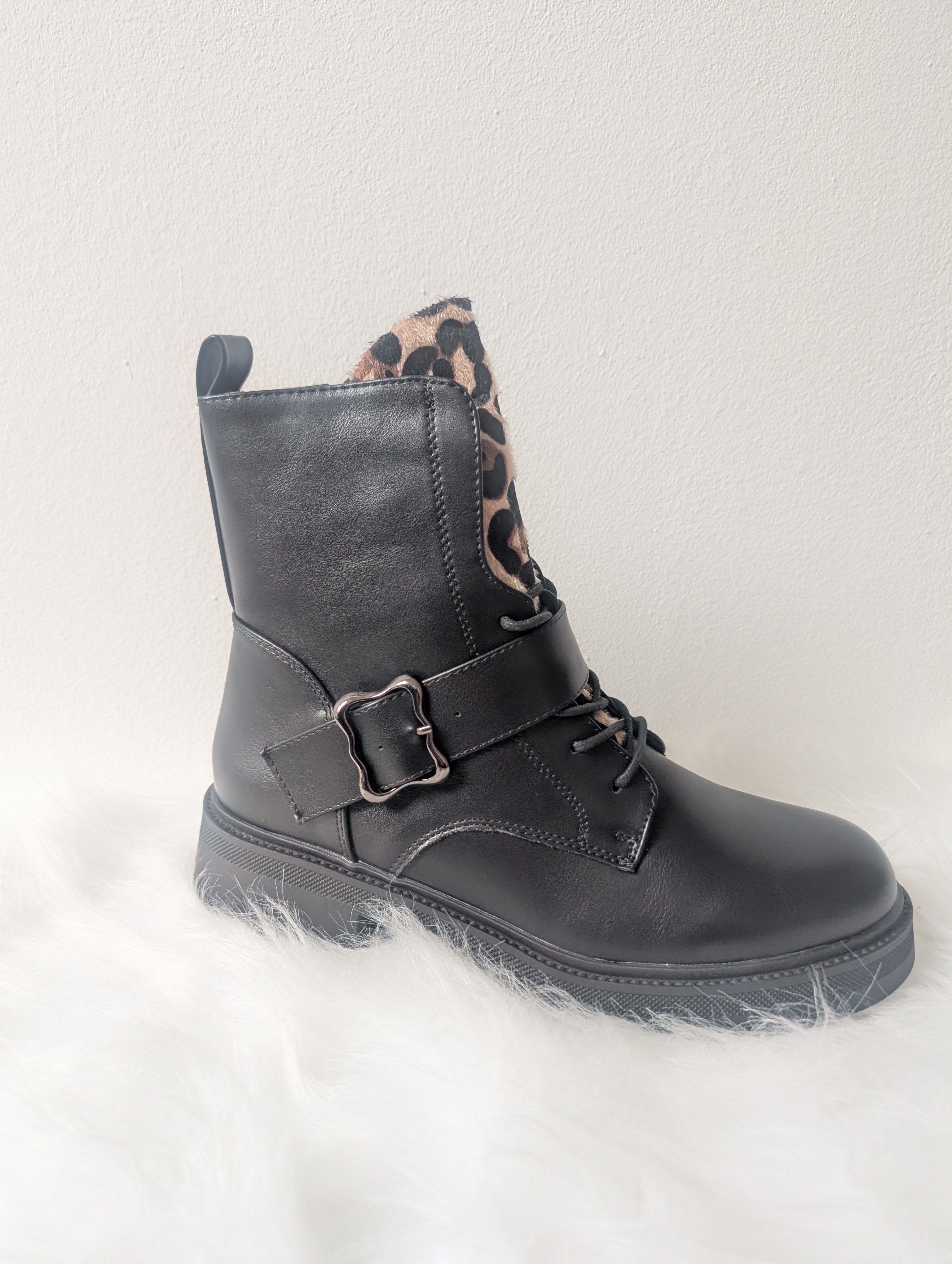 Zwarte Lederlook Boot met Panterprint Tong – Bold & Chic