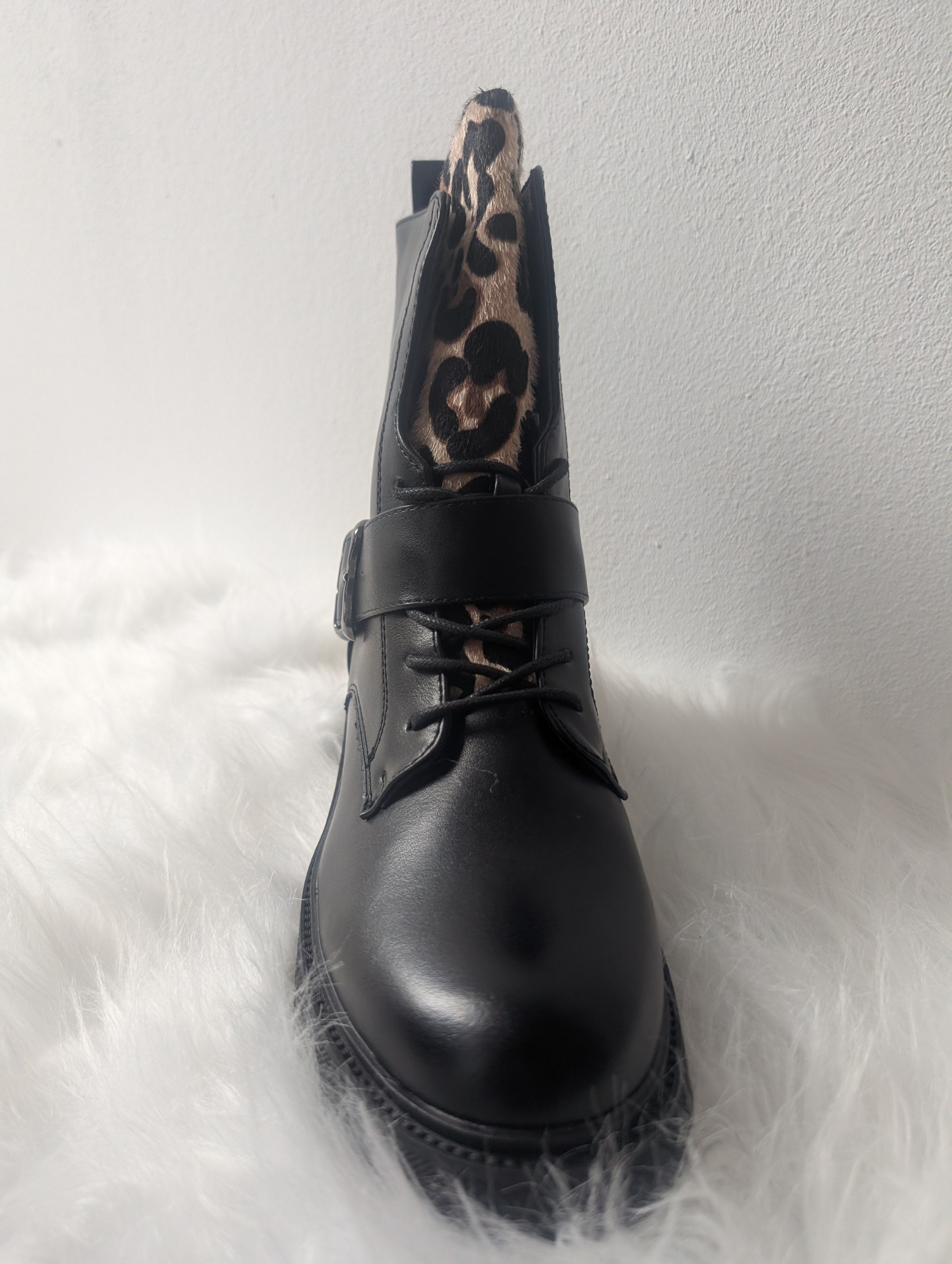 Zwarte Lederlook Boot met Panterprint Tong – Bold & Chic