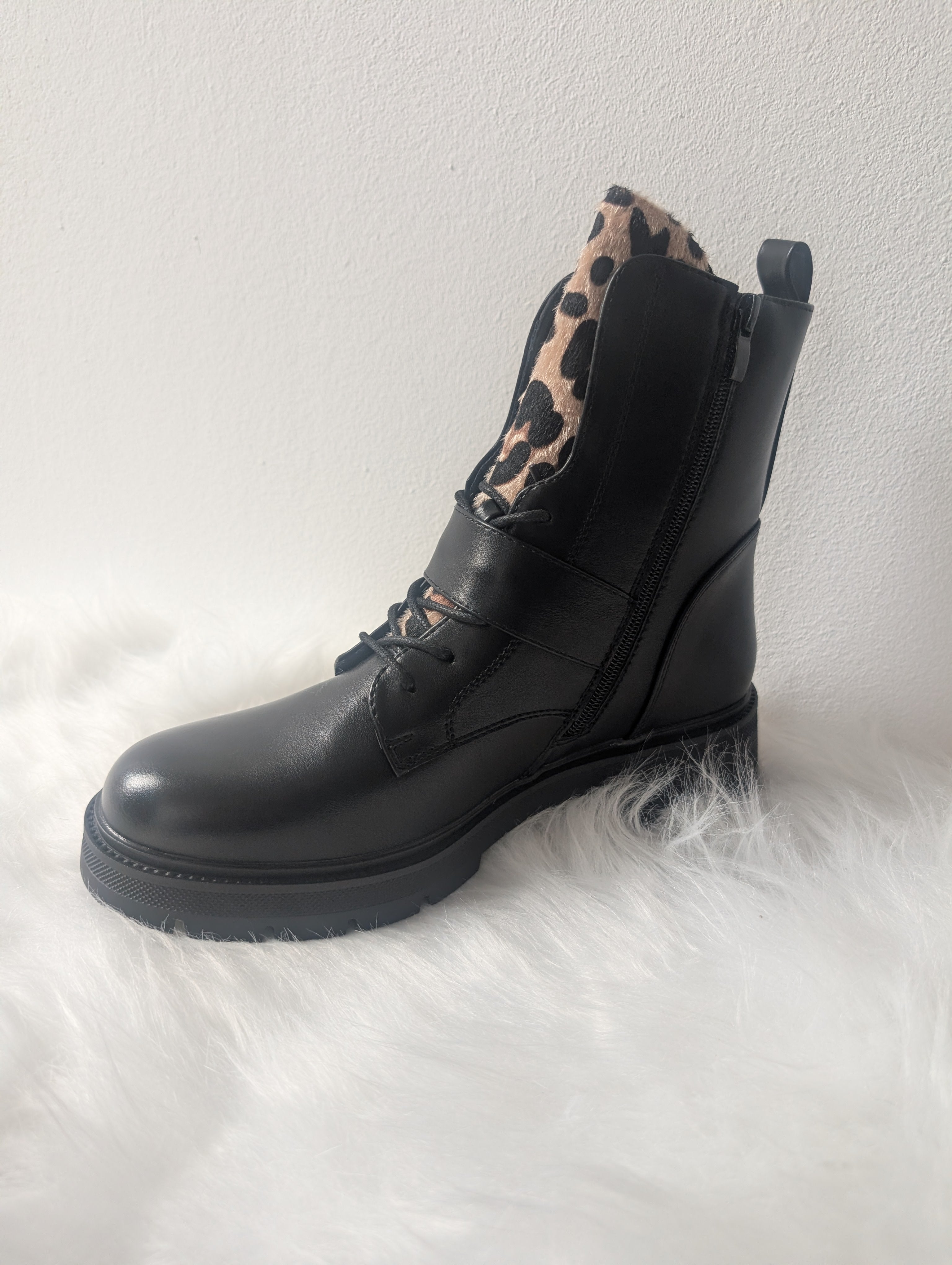 Zwarte Lederlook Boot met Panterprint Tong – Bold & Chic