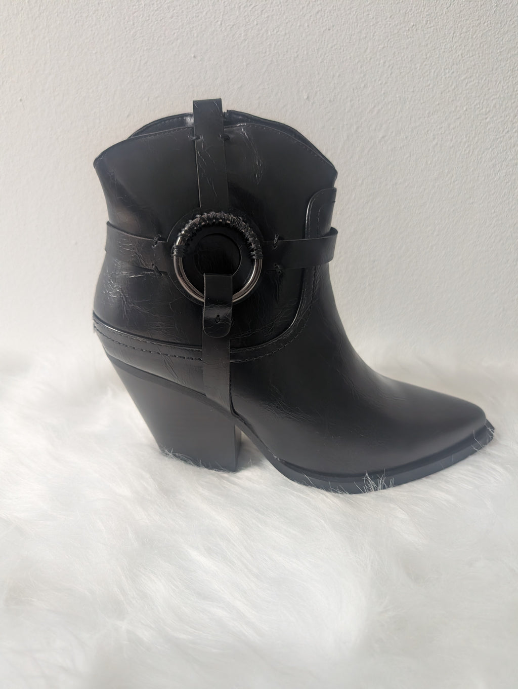 Zwarte Western Enkellaars met Ringdetail – Elegant & Stoer