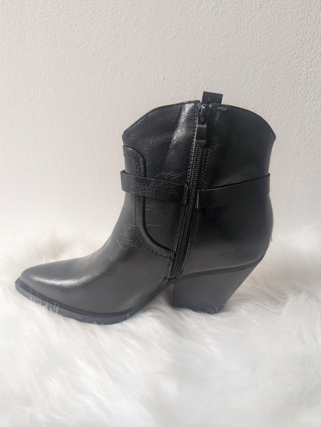 Zwarte Western Enkellaars met Ringdetail – Elegant & Stoer