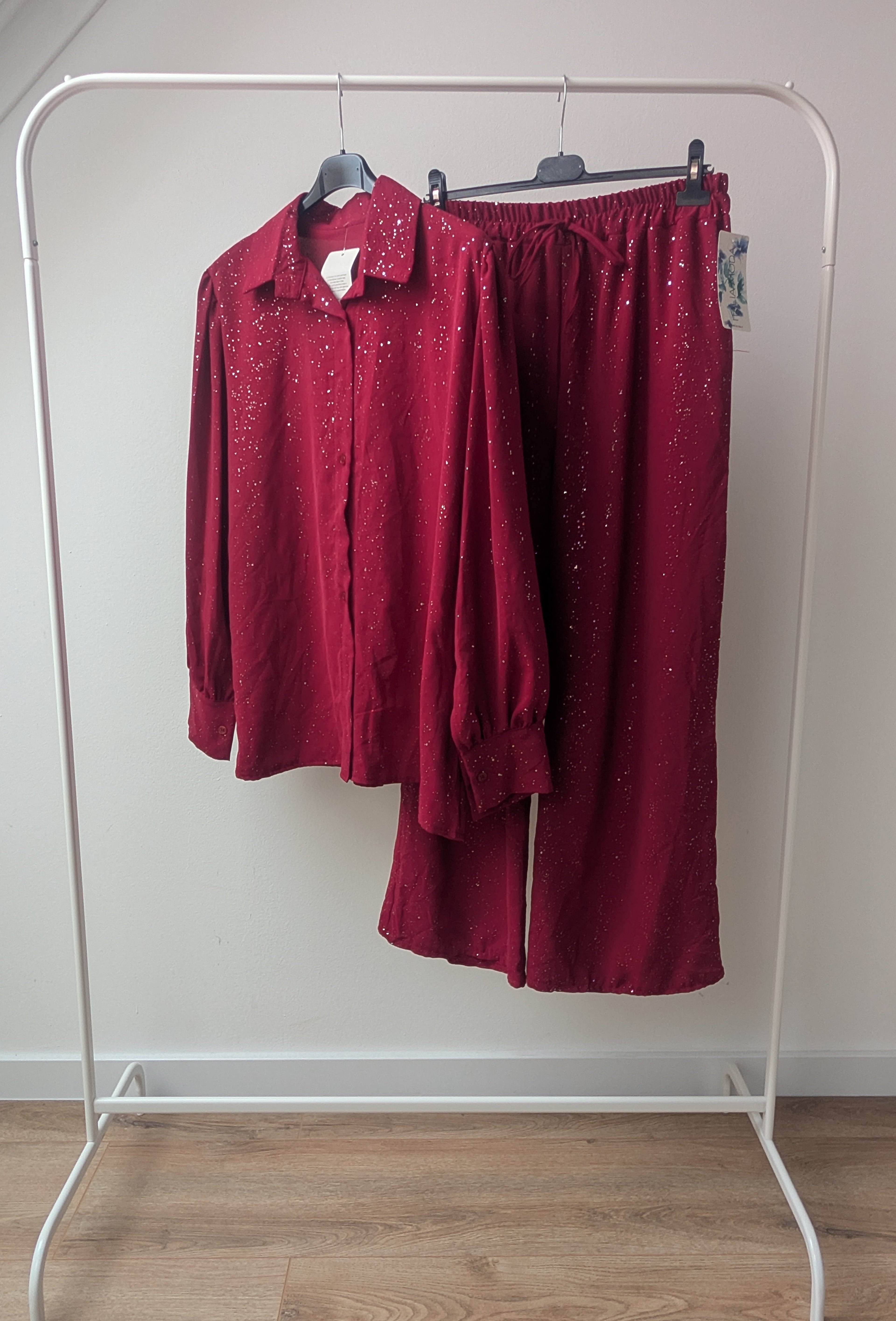 Rode set – Feestelijke Chic met Subtiele Glans